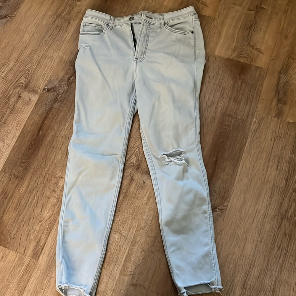 Size 8 light wash skinny jeans with rip 🤍